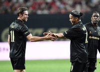 [포토]베일에게 사과하는 호나우지뉴, ‘양보해 줬는데...’