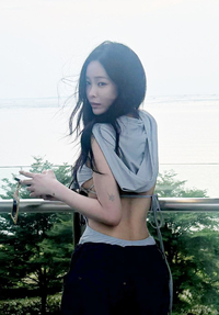 헤이즈, 파격적인 백리스! ‘반전 매력’ 뽐낸 수영복 패션