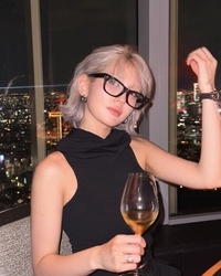 전소미, 도시 야경 속 시크한 외출…“캔디드 베이컨 누가 해줄래?”