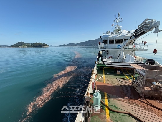 완도군, 적조 피해 최소화... 방제 전용 “청정12호” 투입