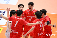 ‘블로킹 13개’ 한국전력, ‘범실 34개’ 우리카드 3-0으로 꺾고 컵 대회 ‘첫 승’