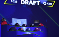 [포토] ‘2026 KBO 드래프트’ 주인 기다리는 각 팀의 모자