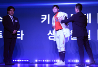 [포토] 키움 유니폼 입는 북일고 박준현