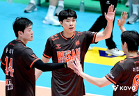 블로킹 19득점 폭발 OK저축은행, 삼성화재 잡고 1위로 준결승 진출