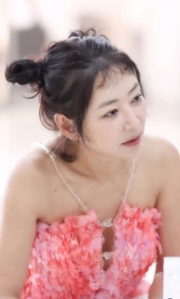 53세 ‘검은콩’ 이본, 20년만의 런웨이…‘세월도 못막은 패션 감각’