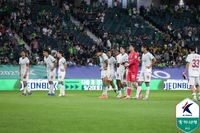 ‘퇴장’에 연이은 PK 헌납…경기력은 조금씩 좋아지는데, 대전의 2위 싸움에 필요한 수비 ‘집중력’