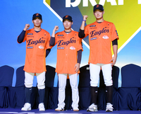 [포토] 포즈 취하는 한화 지명 오재원-최유빈-강건우