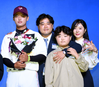 [포토] 박석민 코치, 전체 1순위로 키움 유니폼 입은 박준현과 함께