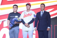 [포토] 대구고 김민준, SSG 유니폼 입었다