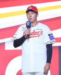 [포토] 대구고 김민준, 1라운드에서 SSG 지명