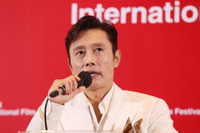 ‘어쩔수가없다’ 이병헌 “부국제 개막작은 처음, 기대되고 떨려” [30th BIFF]