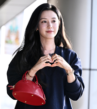 불가리(BVLGARI) 앰버서더 배우 김지원, 미모는 기본··· 럭셔리한 액세서리와 손 하트는 포인트!