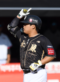 [포토]KT 강백호, LG 치리노스 상대 추격 솔로포