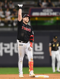 [포토]LG 오스틴, 3타점 2루타 세리머니