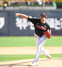 [포토]힘차게 공 뿌리는 LG 선발 치리노스