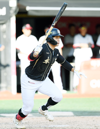 [포토]KT 권동진의 적시타, 승부는 원점으로!