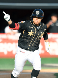 [포토]동점 만드는 KT 권동진