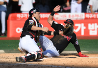 [포토]LG 오스틴, 아슬아슬 홈 승부