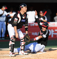 [포토]득점 올리는 LG 박동원