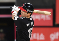 [포토]적시타 치는 LG 박해민