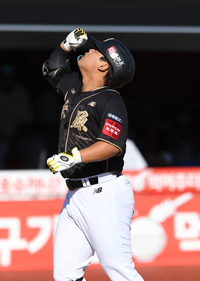 [포토]KT 강백호, 추격 솔로 홈런 세리머니