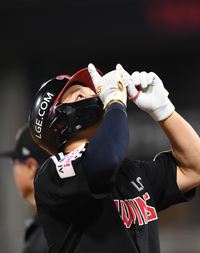 [포토]LG 문성주, 2타점 3루타 세리머니