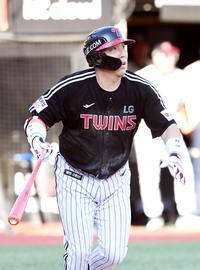 [포토]홈런 타구 바라보는 LG 김현수