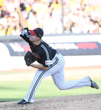 [포토]힘차게 공 뿌리는 LG 김영우