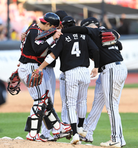 [포토]승리의 세리머니를 하는 LG