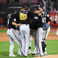 [포토]KT와의 더블헤더 모두 승리한 LG