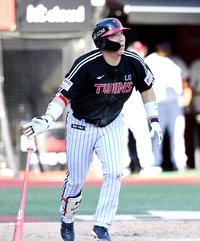 [포토]2점 홈런 넘기는 LG 김현수