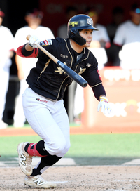 [포토]KT 권동진의 동점 적시타