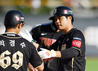 [포토]적시타로 동점 만든 KT 권동진