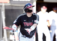 [포토]시즌 12호 홈런 넘기는 LG 김현수.