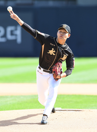 [포토]힘차게 공 뿌리는 KT 선발 소형준