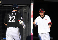 [포토]LG 염경엽 감독, 김현수 향해 엄지 척!