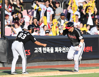 [포토]팬들의 환호를 부른 LG 김현수의 2점 홈런