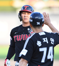 [포토]9회초 1점 추가하는 LG 오지환