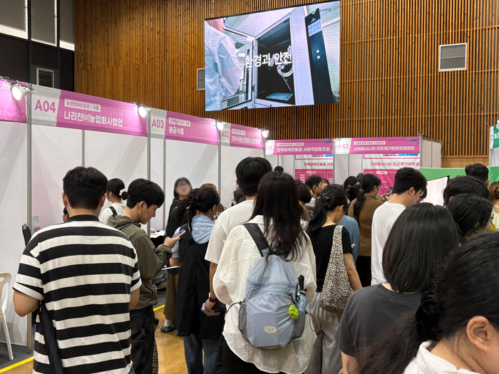 일자리페스티벌 방문객들이 기업 및 식품진흥원 부스를 방문하고 있다. 사진|식품진흥원