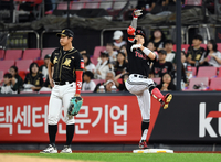 [포토]LG 박해민의 적시타, 희비교차