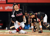 [포토]삼진 아웃에 주저앉는 LG 박동원