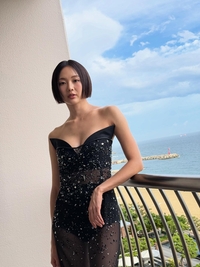 금새록, 부산을 뒤흔든 파격 드레스…‘칼단발·시스루 드레스’