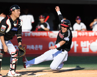 [포토]홈으로 파고드는 LG 박동원