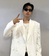 임영웅, 세상 힙한 섬총각...‘엠카’ 착장 입고 인증샷 [★SNS]