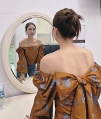 ‘오프숄더’ 신지, “이제 퇴근합시다”…신혼집에 누가 기다리길래?