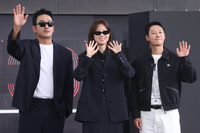 ‘윗집사람들’ 하정우→공효진, 선글라스+15분 지각에도 당당…사과 無 [30th BIFF]