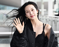 인천공항 충격 빠트린 문가영 패션…어깨선 드러난 블랙 레이스 란제리룩! [이주상의 e파인더]