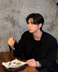 이채민, 일상 사진도 화보로 만드는 ‘특급 비주얼’... “잘생김에 반해”