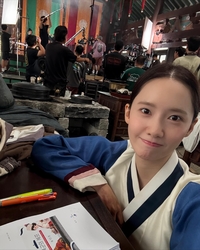 ‘폭군의 셰프’ 임윤아, 대본 열공 포착!...‘누명 벗을 비책 찾나?’