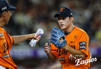 “기대한 것보다 잘 던지네” 드디어 ‘날갯짓’ 펼친 독립리그 ‘신화’→한화 가을야구 ’히든카드’로 거듭난 윤산흠 [SS시선집중]